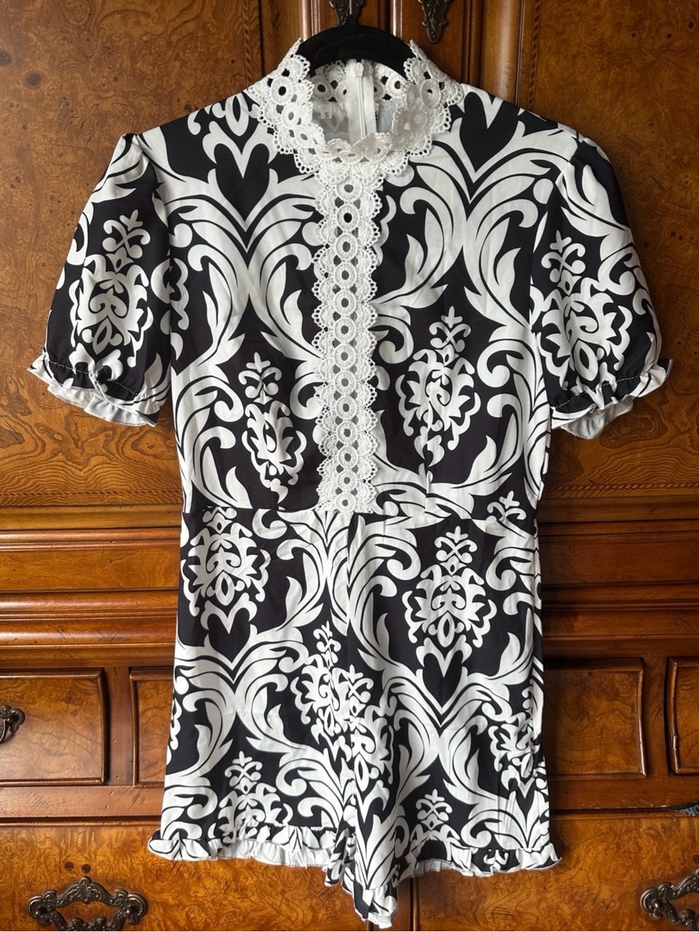 Women’s Black & White Damask Print Romper Size Small Lace Trim Mock Neck NWOT
